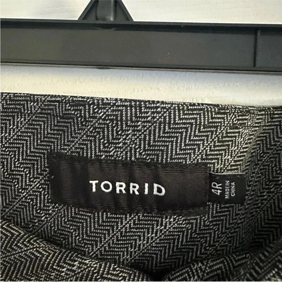 Size 4R Torrid Grey Pull-On Relaxed High-Rise Pant - Picture 5 of 5